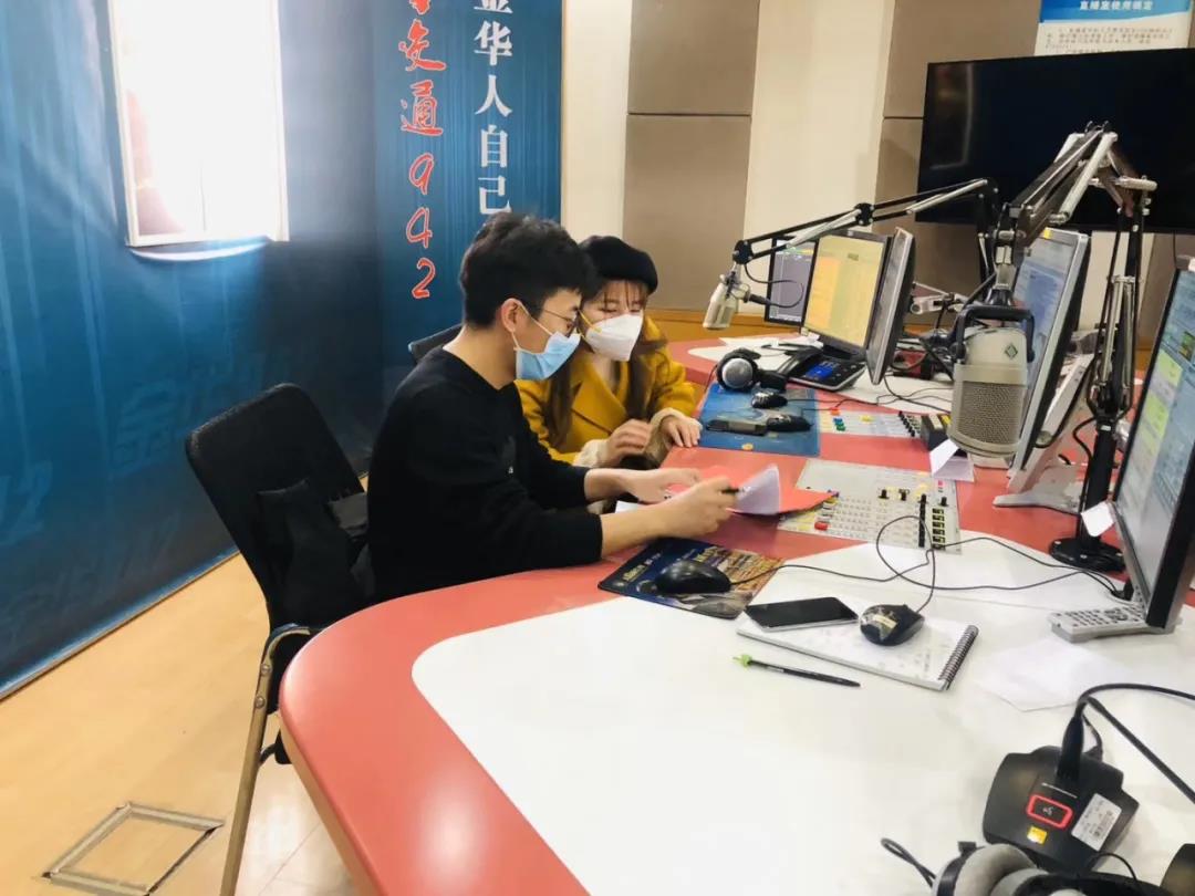 明家裝飾丨副總盧明軍受邀FM94.2電臺專訪，為廣大聽眾朋友講述疫情下的家裝行業(yè)及解析家裝過程中的十大常見問題